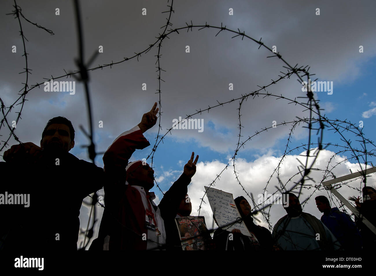 Il Cairo, Egitto. 16 feb 2014. Sostenitori militare gridare slogan di fronte al Cairo Accademia di polizia del Cairo in Egitto, Feb 16, 2014. Un tribunale del Cairo, interrotta domenica la prova d'Egitto dell ex presidente Mohamed morsi su accusa di spionaggio a febbraio 23, agenzia ufficiale MENA segnalati. Credito: cui Xinyu/Xinhua/Alamy Live News Foto Stock