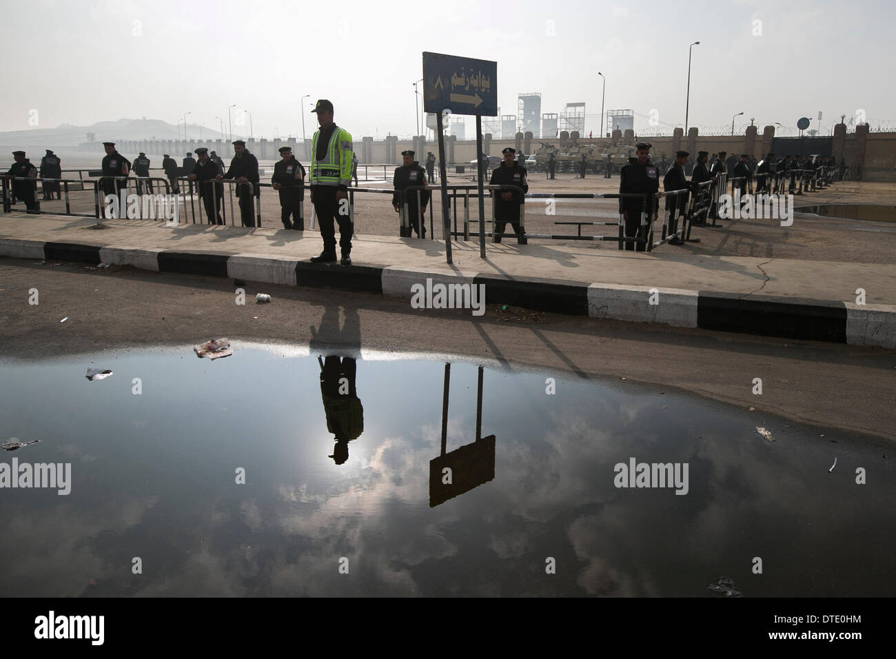 Il Cairo, Egitto. 16 feb 2014. Poliziotti di guardia di fronte al Cairo Accademia di polizia del Cairo in Egitto, Feb 16, 2014. Un tribunale del Cairo, interrotta domenica la prova d'Egitto dell ex presidente Mohamed morsi su accusa di spionaggio a febbraio 23, agenzia ufficiale MENA segnalati. Credito: cui Xinyu/Xinhua/Alamy Live News Foto Stock
