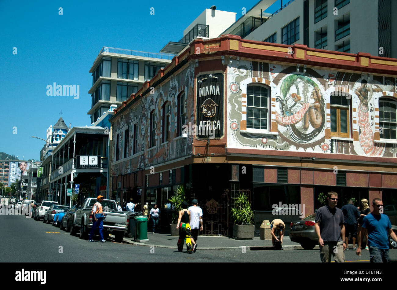 Long Street, Città del Capo, è nota per i negozi colorati e le imprese. [Mama Africa] accenni alla città di persona come Madre Africa Foto Stock