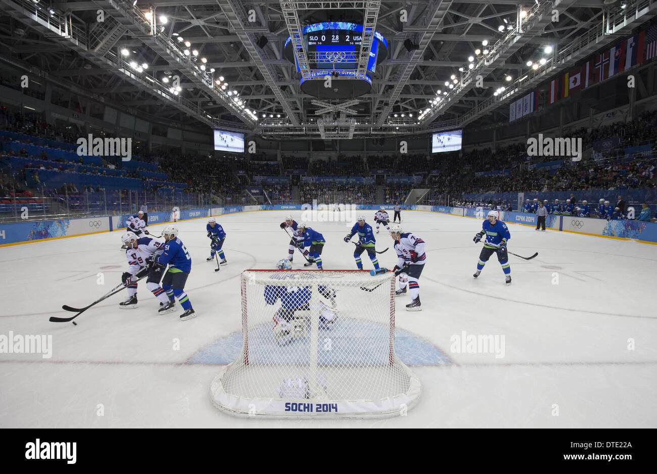 Sochi, Russia. 16 feb 2014. Olimpiadi invernali - Sochi, Russia.Hockey USA vs Slovenia - Uomini.USA di Hockey BLAKE WHEELER (#28).USA Hockey di T.J. OSHIE Credito: Jeff Cable/ZUMAPRESS.com/Alamy Live News Foto Stock