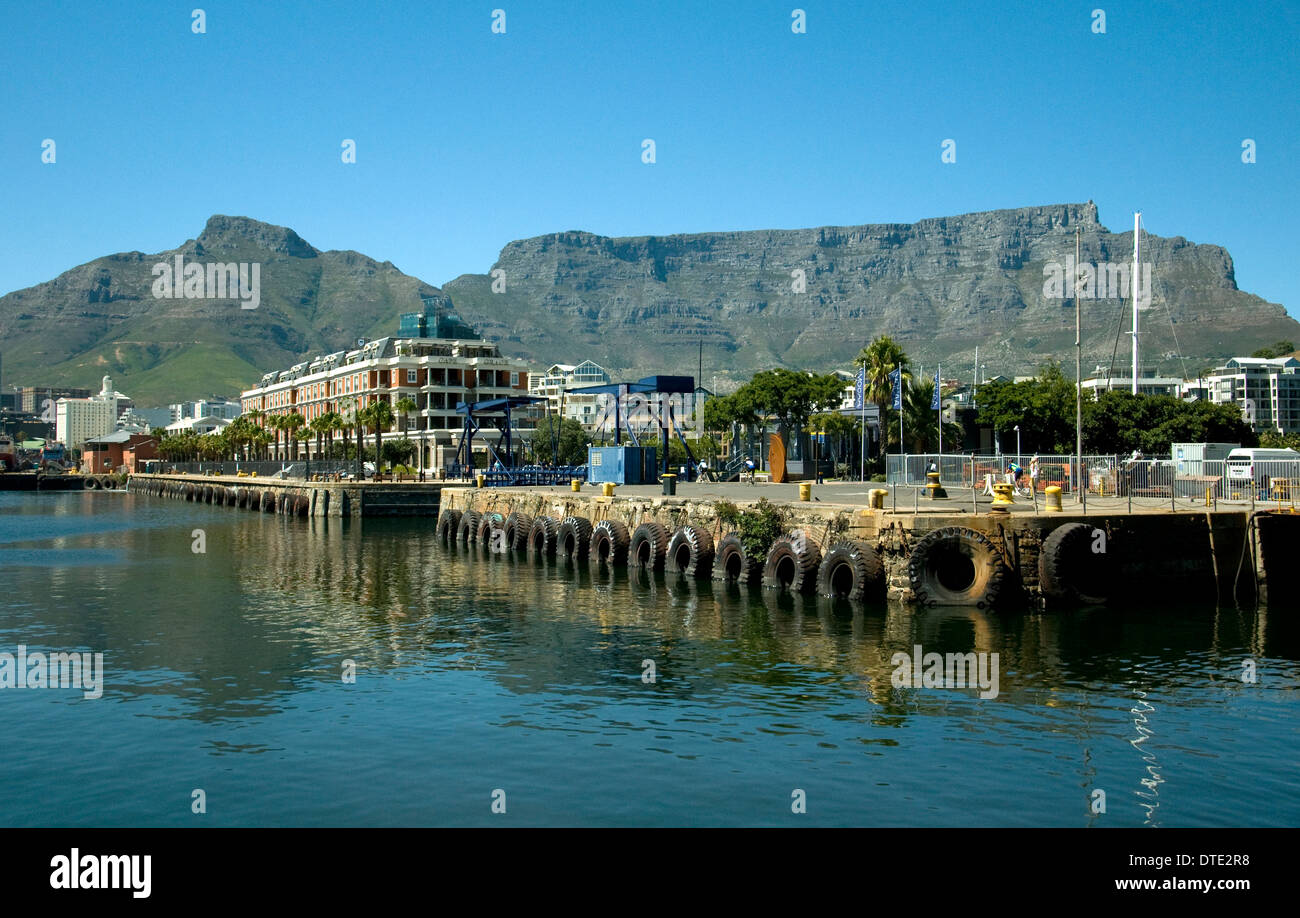 Città del Capo della movimentata Waterfront District offre una gran vista dell'iconica Table Mountain Foto Stock