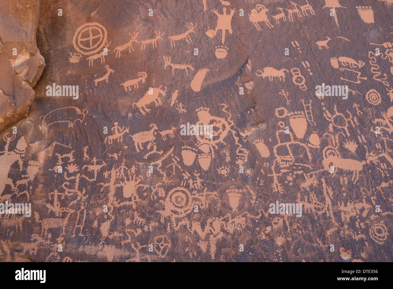 Indiana antica arte rupestre, petroglifi Newspaper Rock, in prossimità della sezione di aghi del Parco Nazionale di Canyonlands, Utah, Stati Uniti d'America Foto Stock