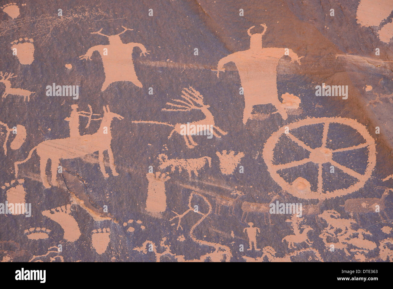 Indiana antica arte rupestre, petroglifi Newspaper Rock, in prossimità della sezione di aghi del Parco Nazionale di Canyonlands, Utah, Stati Uniti d'America Foto Stock