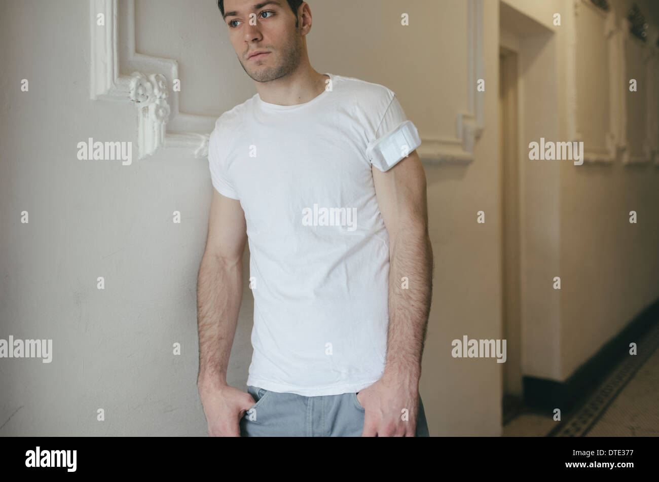 Parte di una serie che mostrano i diversi modi in cui una porta di uno smartphone, piegato in t-shirt manicotto oldschool stile. Foto Stock