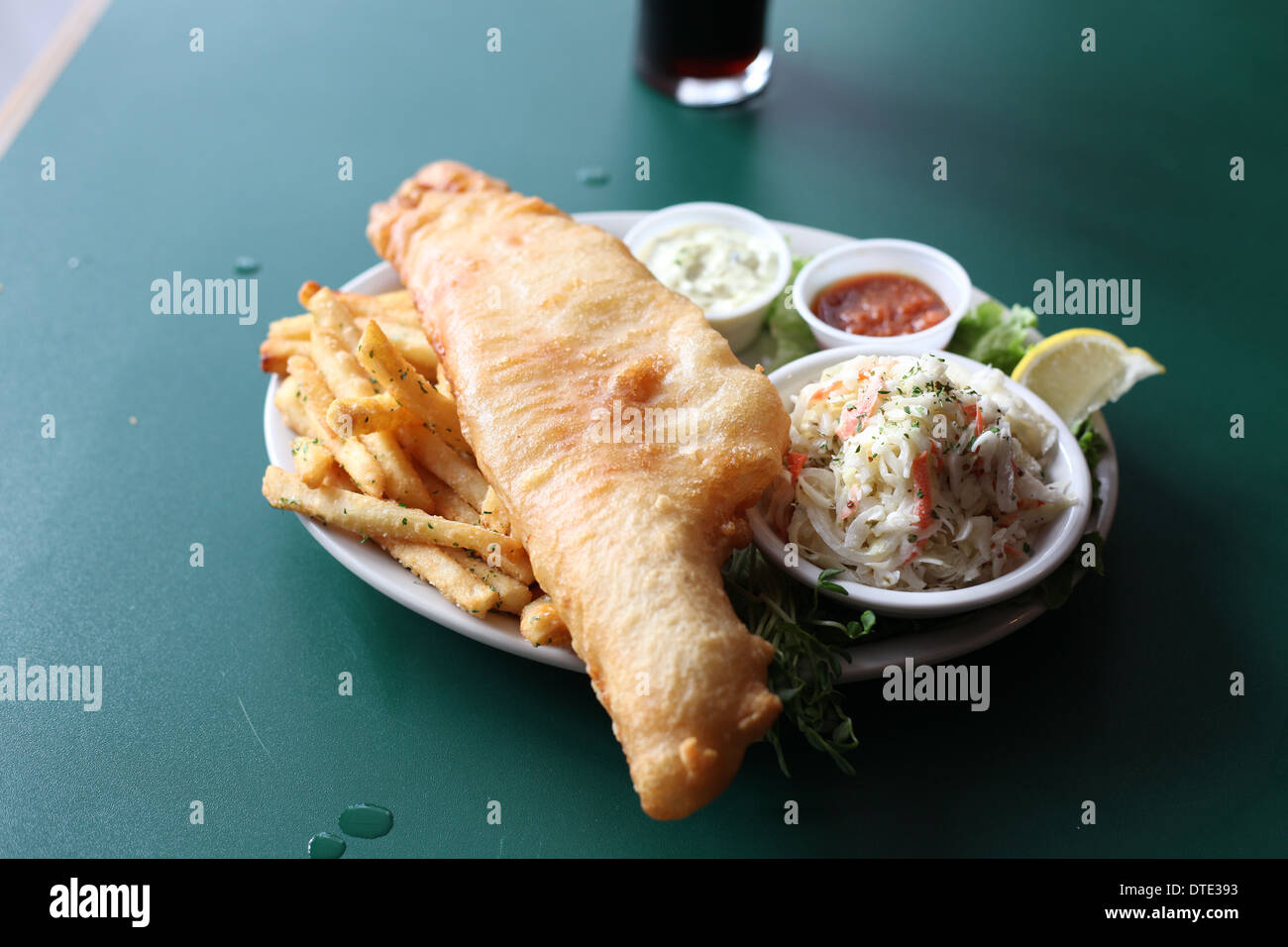 Fish & Chips con una pinta di birra Stout Foto Stock