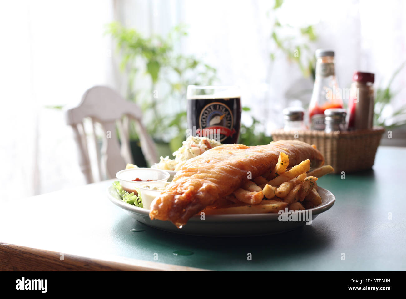 Fish & Chips con una pinta di birra Stout Foto Stock