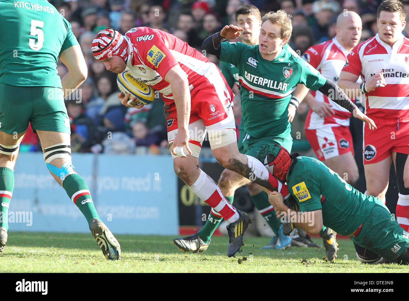 Leicester, Regno Unito. 16 feb 2014. Sione Gloucesters Kalamafoni è detenuto da Leicesters Giuliano Salvi durante la Aviva Premiership gioco tra Leicester Tigers e Gloucester Rugby da Welford Road Stadium. Credito: Azione Sport Plus/Alamy Live News Foto Stock