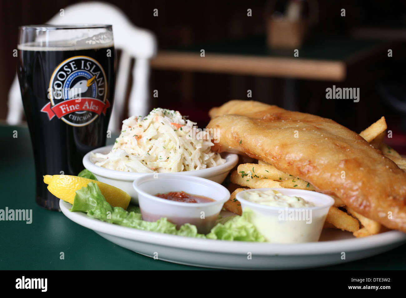 Fish & Chips con una pinta di birra Stout Foto Stock