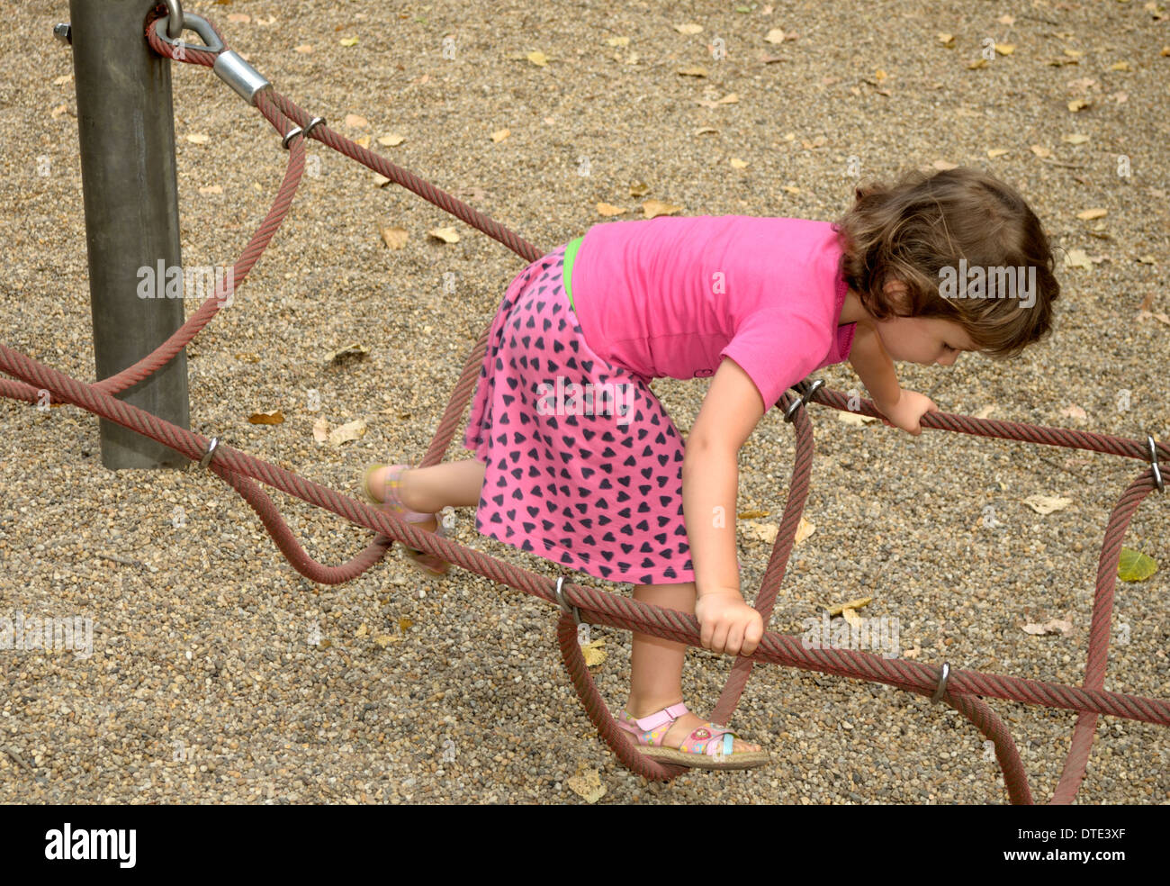 Bambina al parco giochi Foto Stock