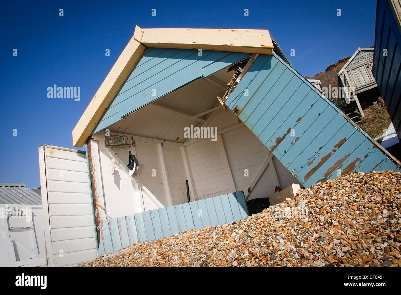 Cabine sulla spiaggia, danneggiate e distrutte lungo la costa del sud dopo la molto pesante tempesta del 14 febbraio 2014 Foto Stock