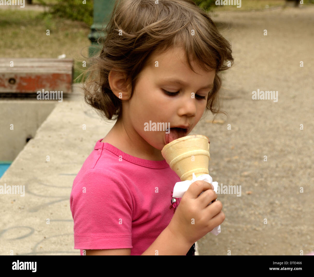 Bambina leccare il gelato Foto Stock