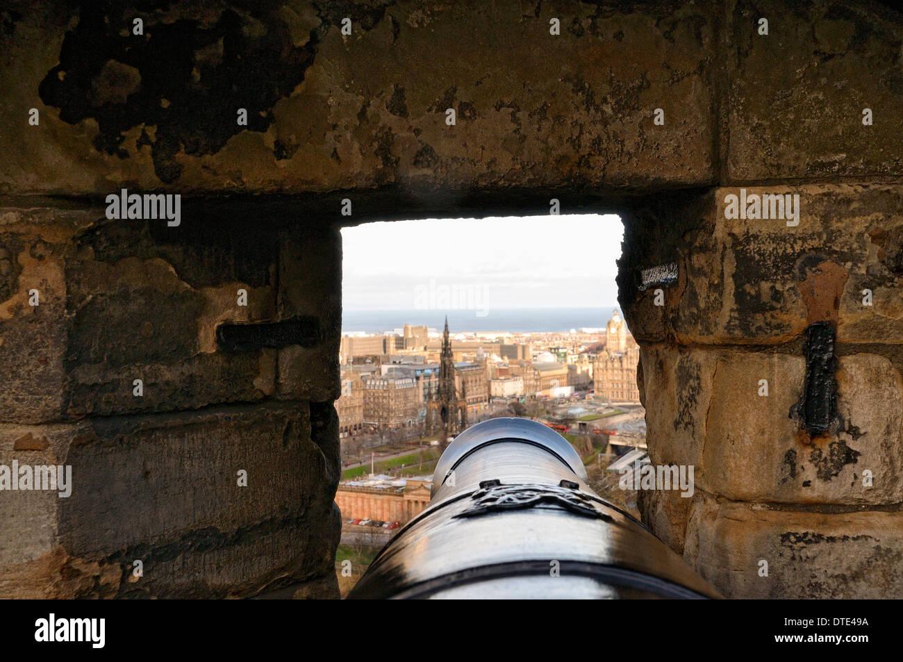 Guardando verso il basso la canna di un cannone verso il Monumento di Scott a Edimburgo, Scozia, Regno Unito Foto Stock