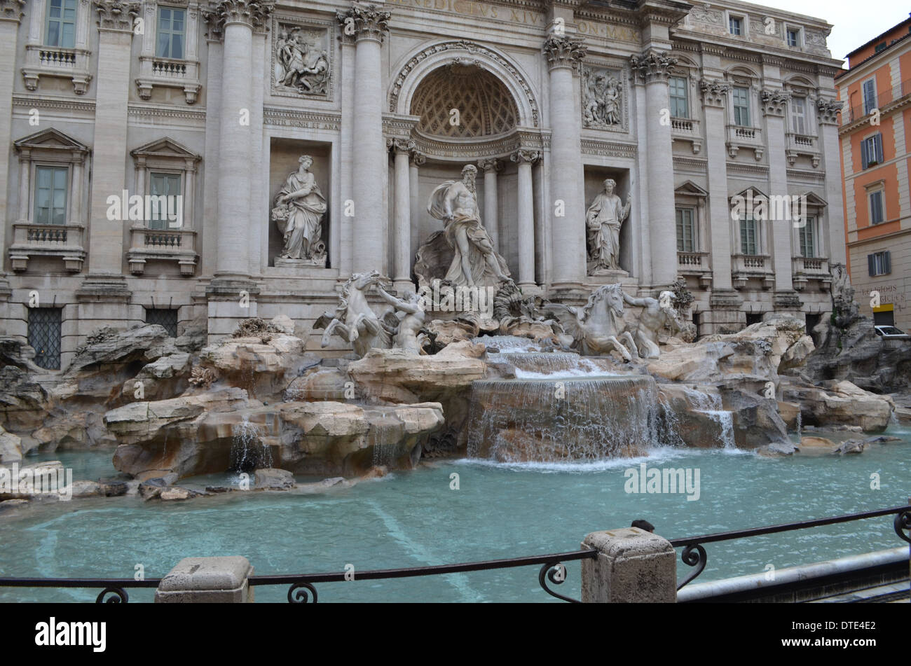 RomeItaly,TheTrevi Fountain.di gettare una moneta sulla spalla destra con la mano sinistra e si tornerà toRome Foto Stock