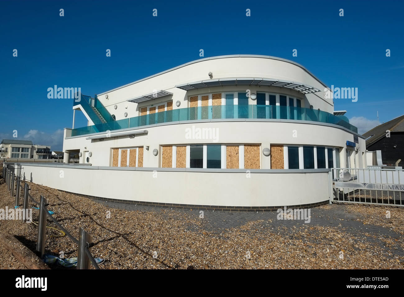 "La Marina" Ristorante, Milford on Sea, Hampshire, Inghilterra, Regno Unito, è stato gravemente danneggiato durante le tempeste la notte del 14-02-12. Foto Stock