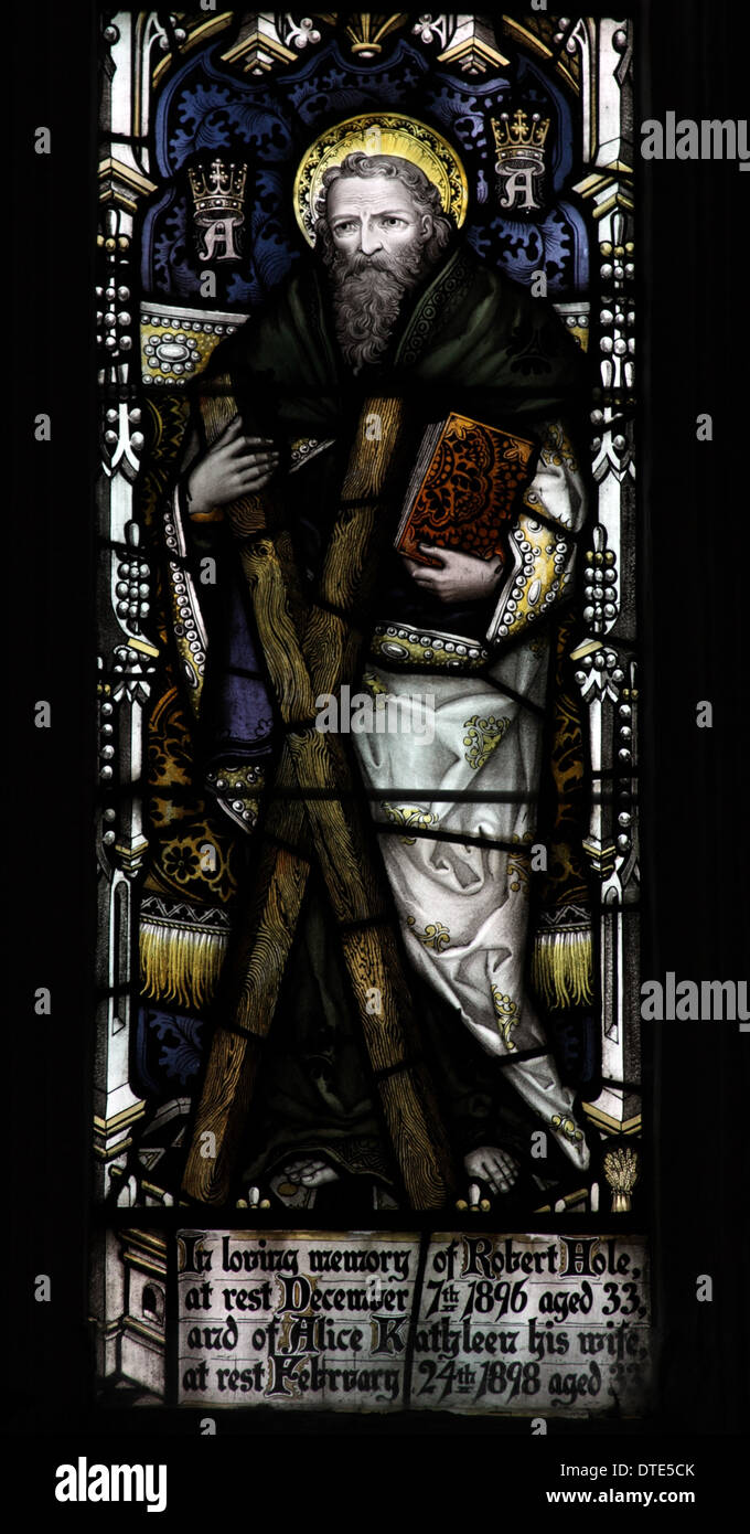 Vetrata dei Kempe Studios (1898), raffigurante Sant'Andrea con croce di saluto, Chiesa di Sant'Andrea, Vecchia Cleeve, Somerset, Inghilterra Foto Stock Vetrata dei Kempe Studios (1898), raffigurante Sant'Andrea con croce di saluto, Chiesa di Sant'Andrea, Vecchia Cleeve, Somerset, Inghilterra Foto Stock