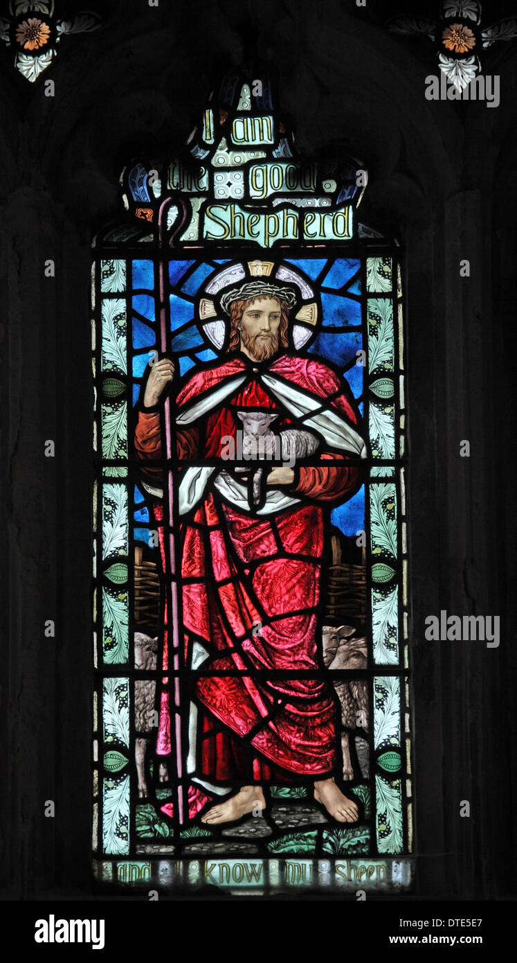 Vetrate di Henry Holiday, raffiguranti Cristo il Buon Pastore, Sant'Andrea Chiesa, Old Cleeve, Somerset, Inghilterra Foto Stock