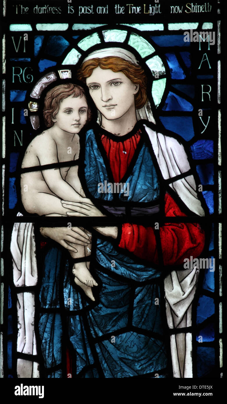 Vetrate di Henry Holiday, raffigurante la Vergine con il Bambino, Sant'Andrea Chiesa, Old Cleeve, Somerset, Inghilterra Foto Stock