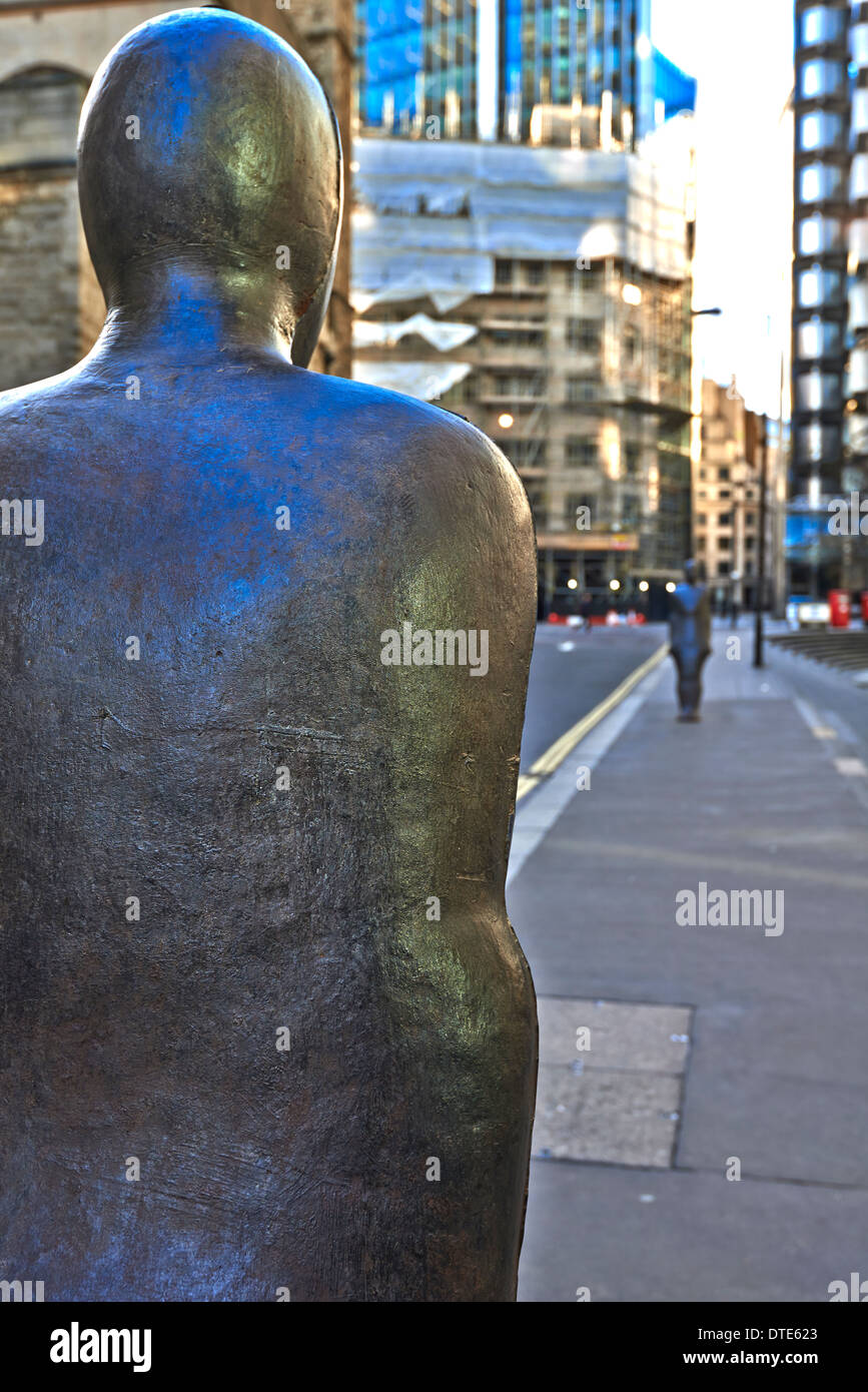 Gli uomini di metallo di St Mary Axe vicino il Gherkin Foto Stock