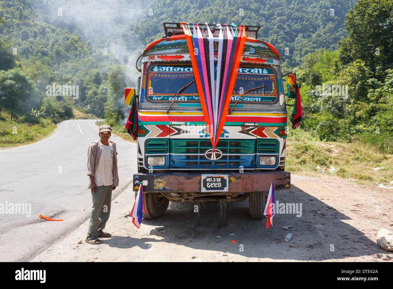 [Solo uso editoriale] decorato in maniera colorata carrello e il suo driver appena fuori da Kathmandu, Nepal Foto Stock