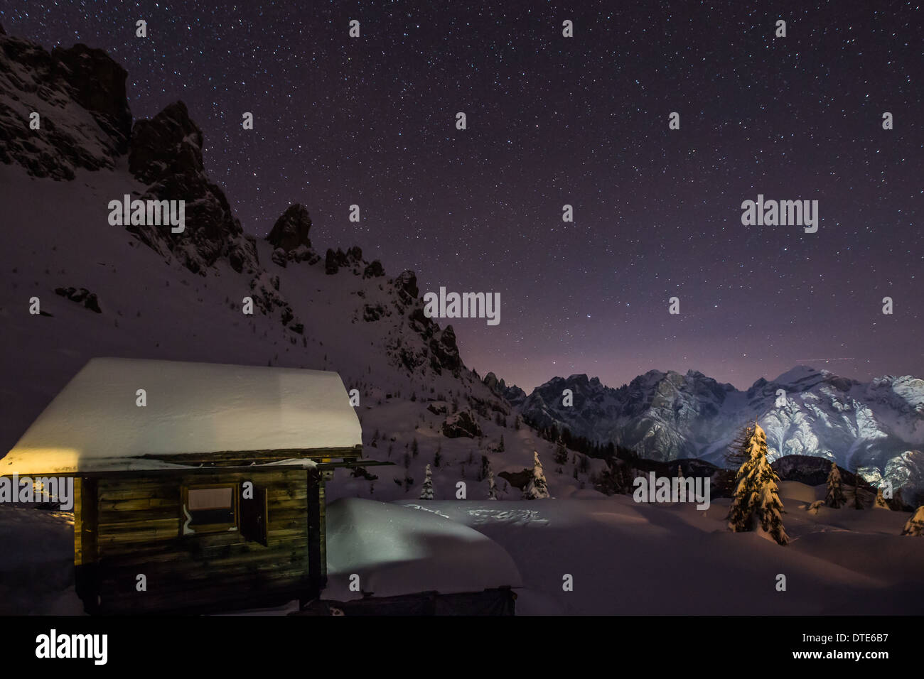 Paesaggio notturno, cielo stellato nella stagione invernale sulle Dolomiti del Cadore. Gruppo di Marmarole. Italia. Europa. Foto Stock