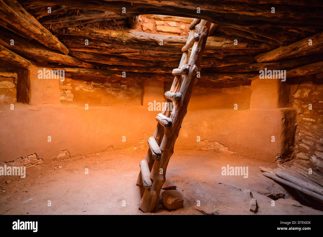 All'interno di un edificio restaurato Kiva indiano, Rovine Pueblo, Edge of the Cedars State Park, Cedar Mesa, Utah, Stati Uniti d'America Foto Stock