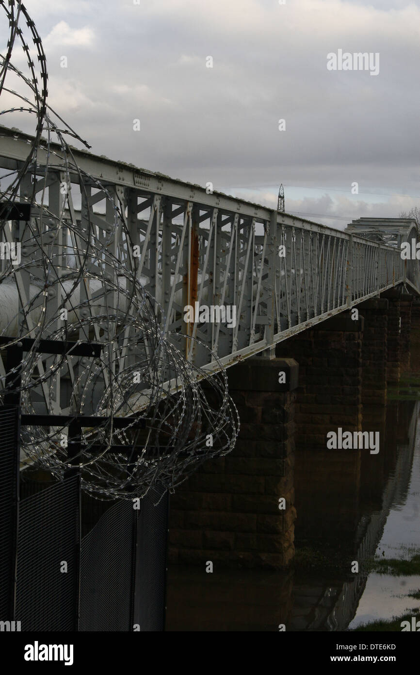Ponte di tubazioni che trasportano oltre il fiume trent, Nottinghamshire, England, Regno Unito Foto Stock