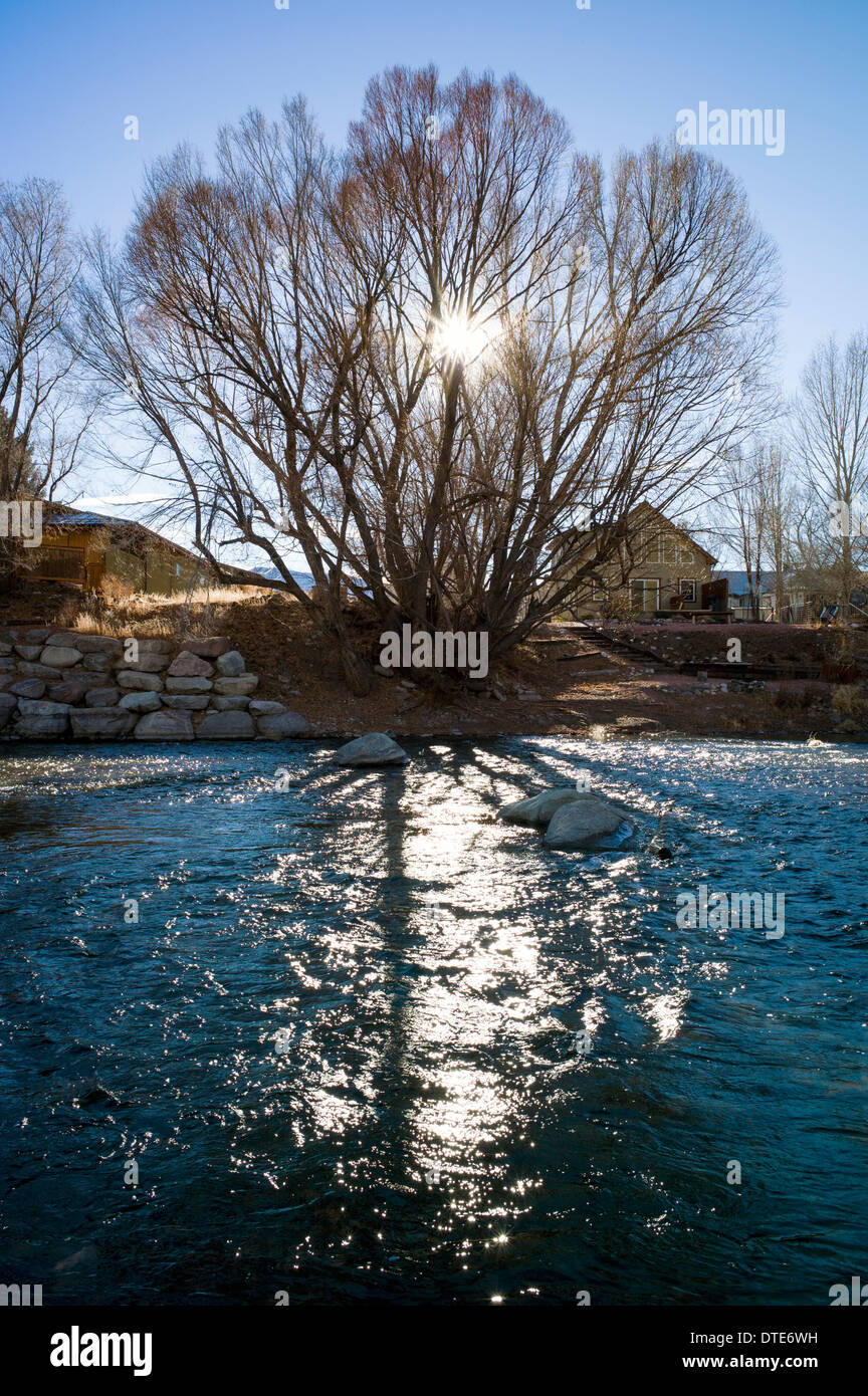 Struttura retroilluminata lungo il fiume Arkansas, che corre attraverso il quartiere del centro storico della città di montagna di salida, Colorado US Foto Stock