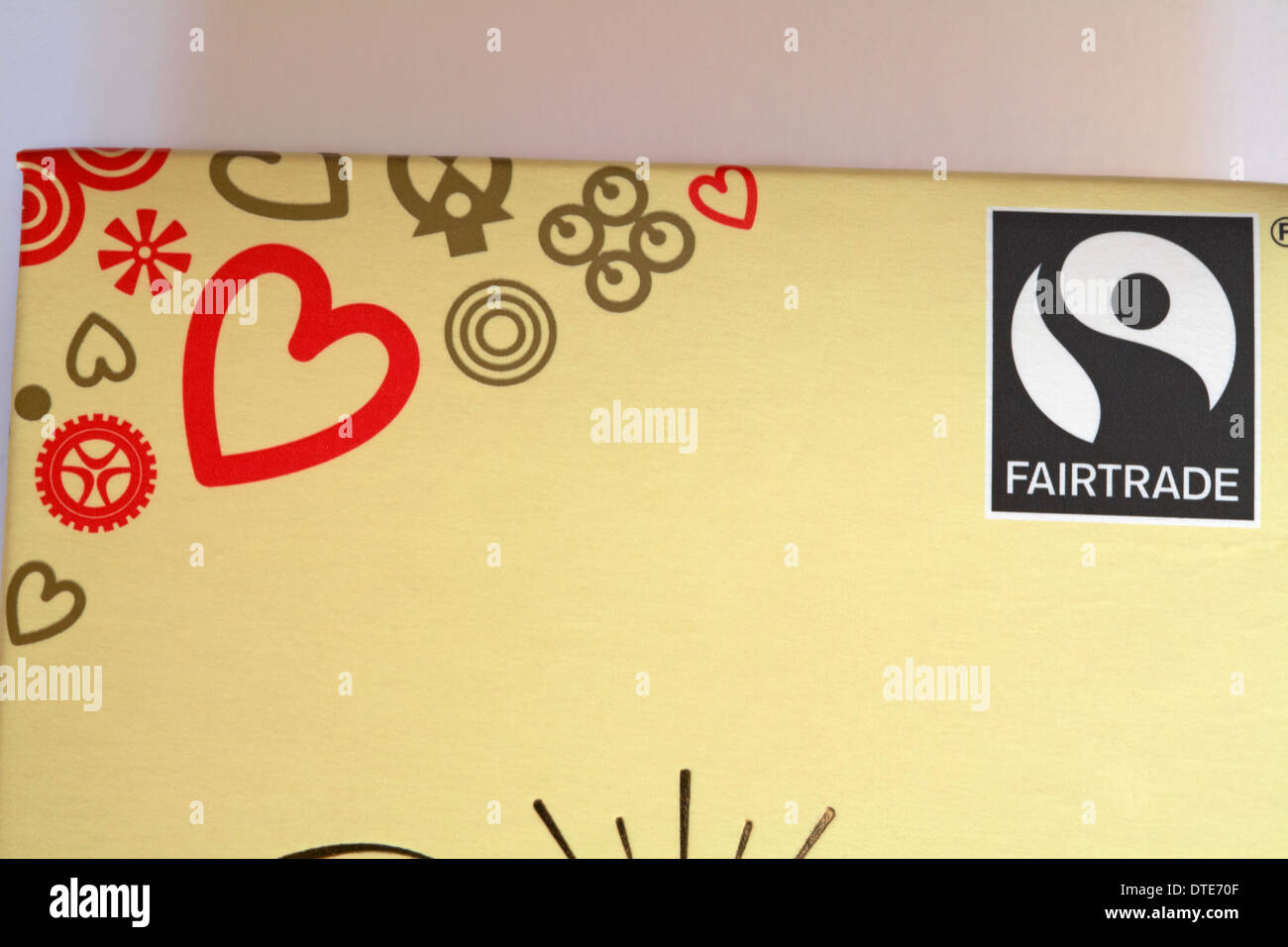 Fairtrade logo sulla confezione di cioccolatini Fairtrade - simbolo del logo del commercio equo e solidale Foto Stock