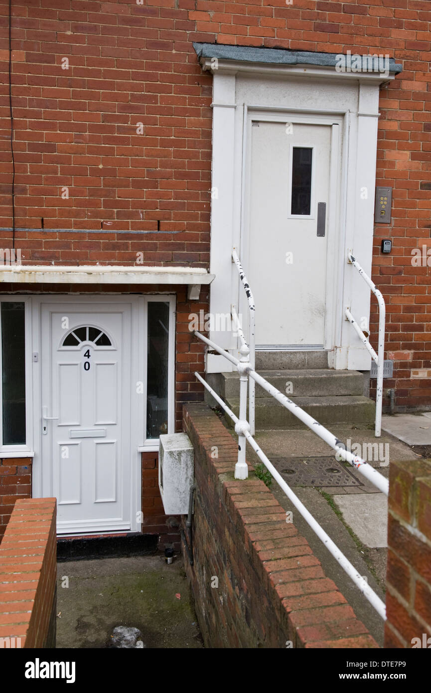 Numero bianco in plastica 40 sportelli anteriori di appartamenti in Scarborough North Yorkshire England Regno Unito Foto Stock