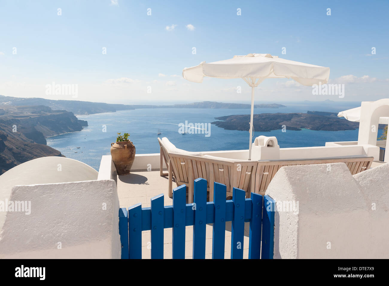 Panca sulla terrazza con vista della caldera di Santorini Grecia Foto Stock