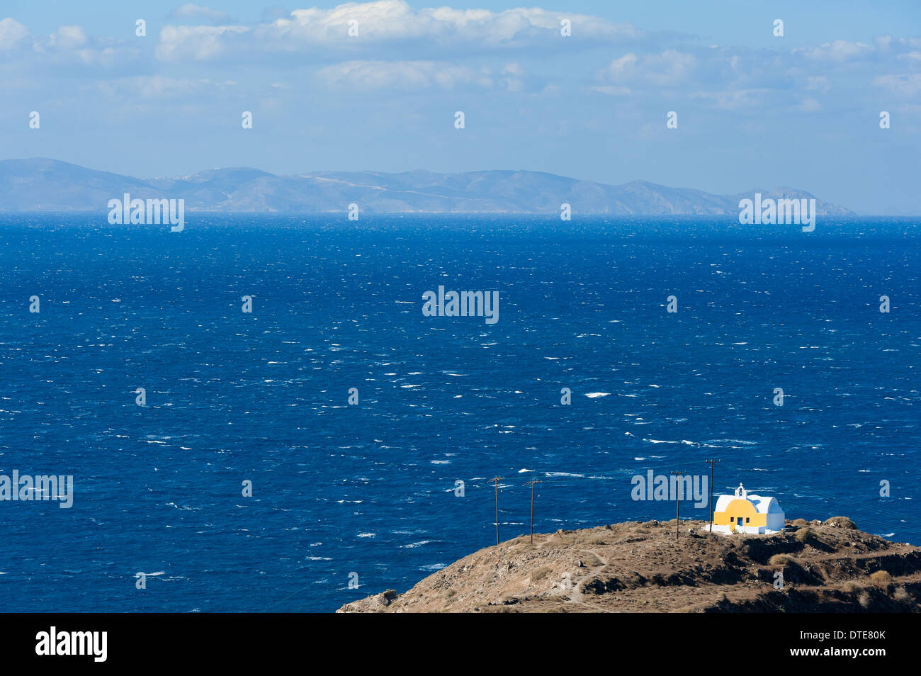 Chiesa vicino al mare in Grecia Santorini Foto Stock