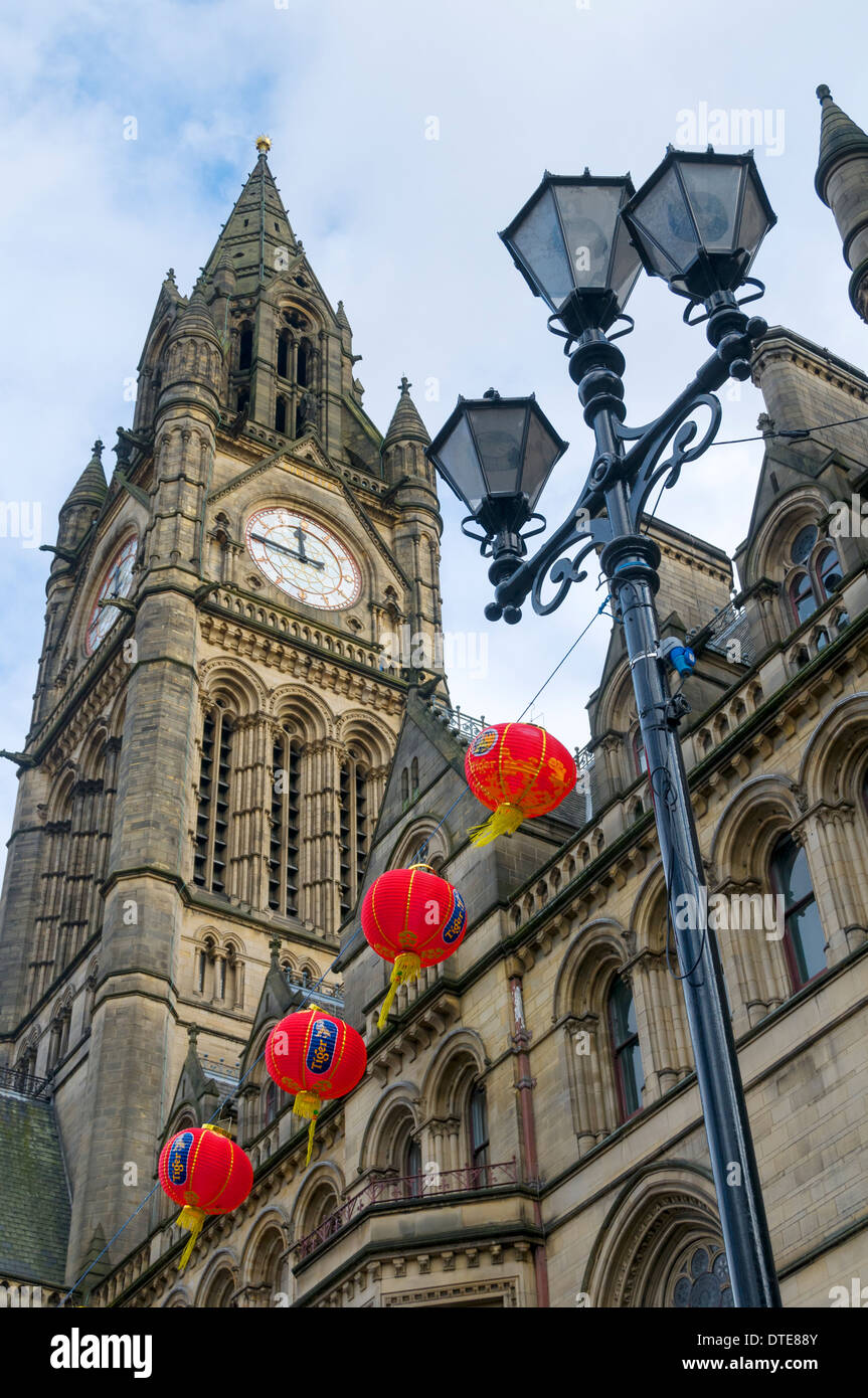 Manchester Town Hall (Alfred Waterhouse, 1877) con le lanterne cinesi. Albert Square, Manchester, Regno Unito. Foto Stock