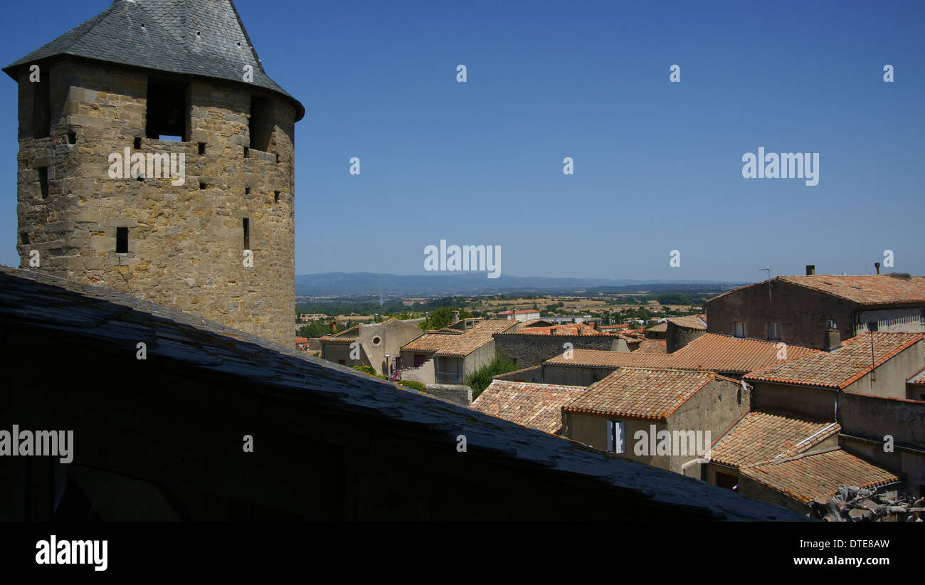 Il Castello di Carcassonne vista sui tetti delle case e gli antichi edifici e case da merlature Foto Stock