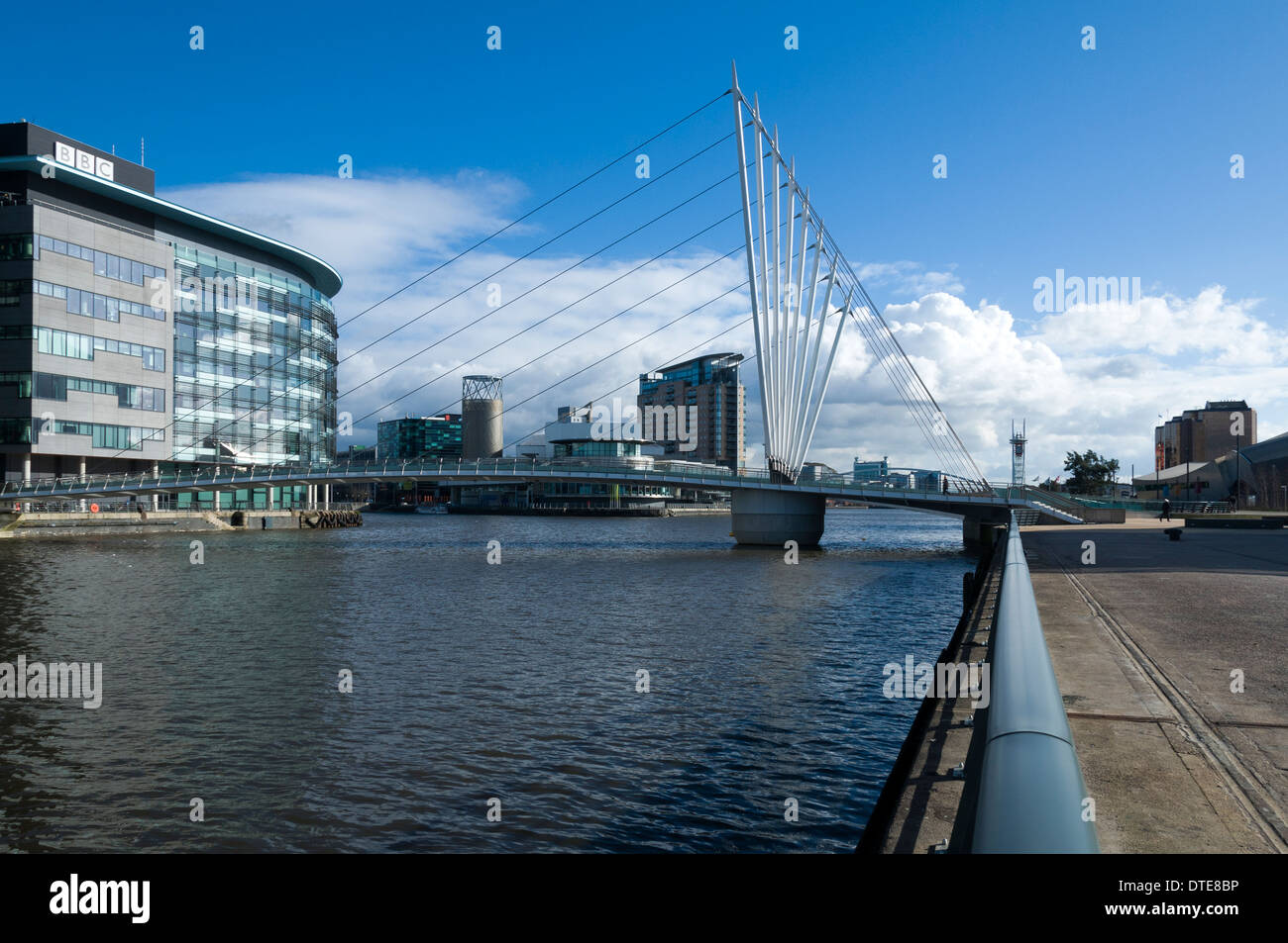 Quay House e il nuovo ponte pedonale (2010) oltre il Manchester Ship Canal a MediaCityUK, Salford Quays, Manchester, Inghilterra, Regno Unito Foto Stock
