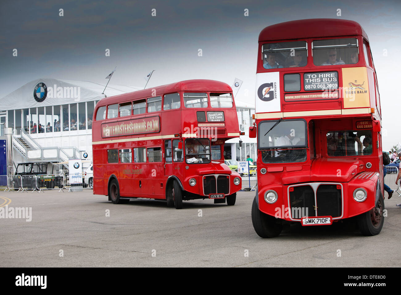 Due Trasporti di Londra autobus Routemaster al di fuori di un evento di BMW NEL REGNO UNITO Foto Stock