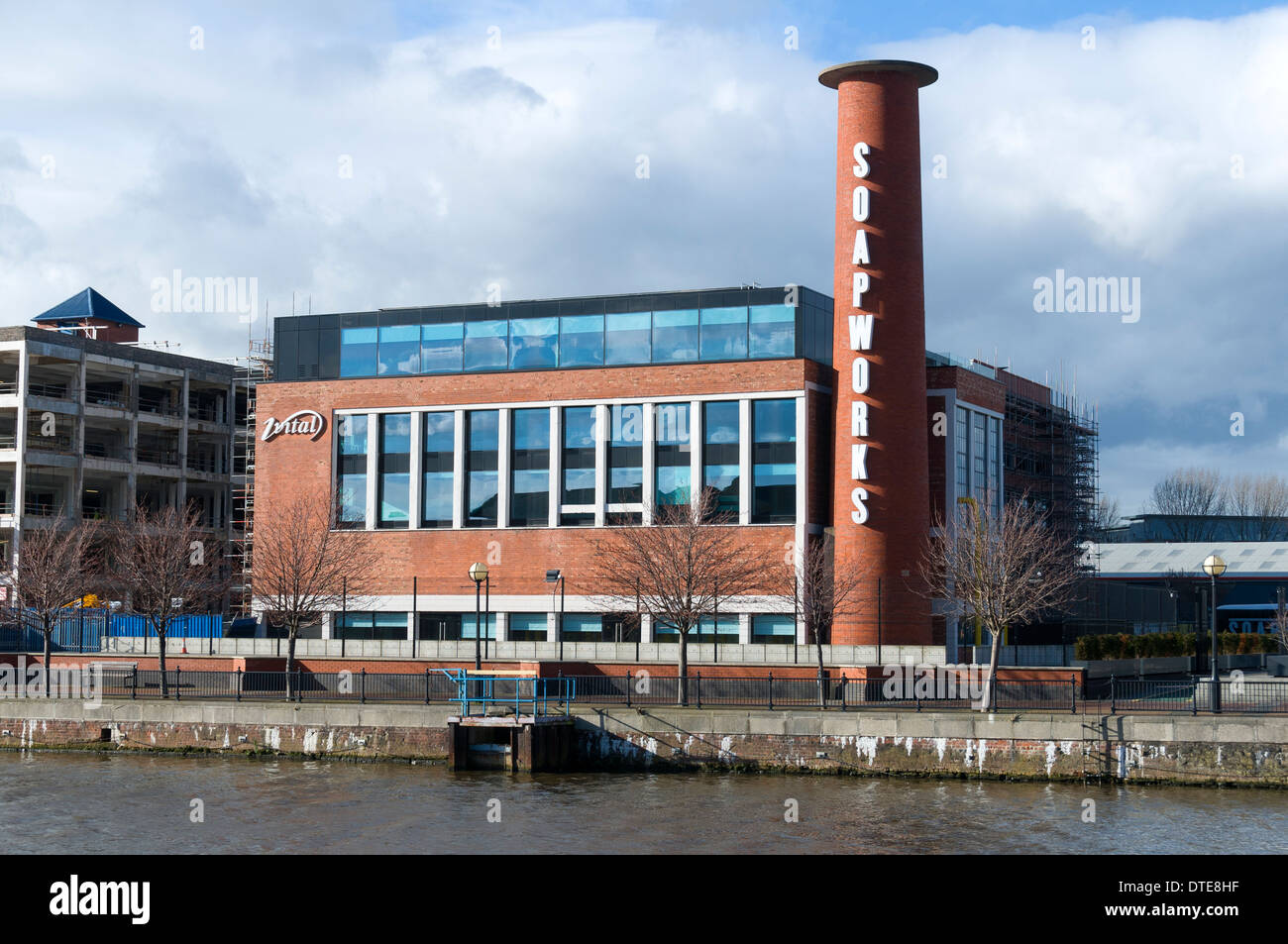 Il Soapworks, Ivy Wharf, vicino a Salford Quays, Manchester, Inghilterra, Regno Unito. Un ex fabbrica di essere convertito per le strutture per il tempo libero. Foto Stock