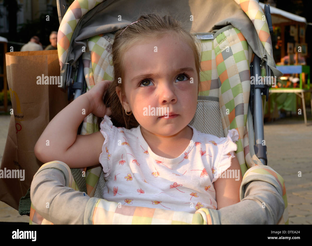 Un anno e mezzo il vecchio ragazza seduta nel passeggino Foto Stock