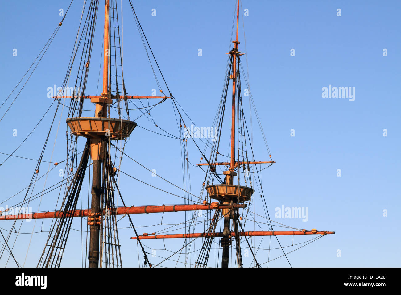 Una replica del Mayflower nel porto di Plymouth, Massachusetts, STATI UNITI D'AMERICA. Immagine di isolare i montanti e crowsnest Foto Stock