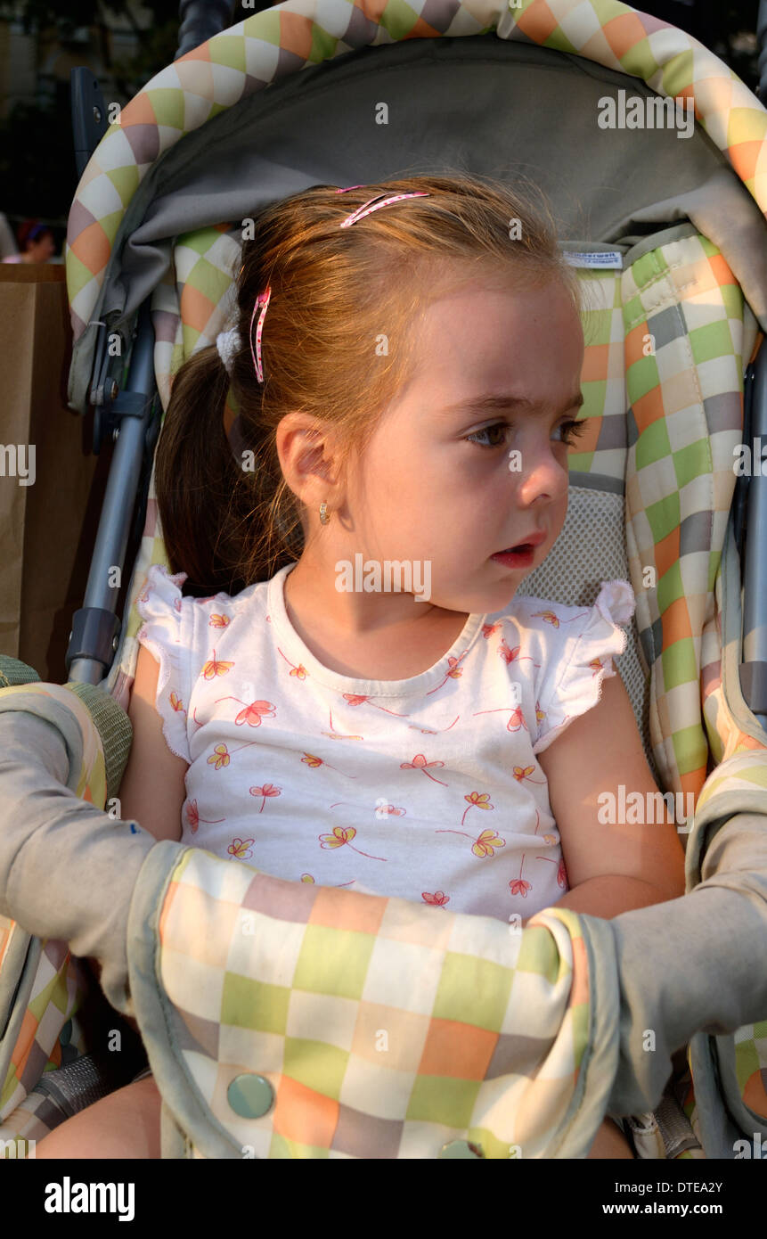 Un anno e mezzo il vecchio ragazza seduta nel passeggino Foto Stock