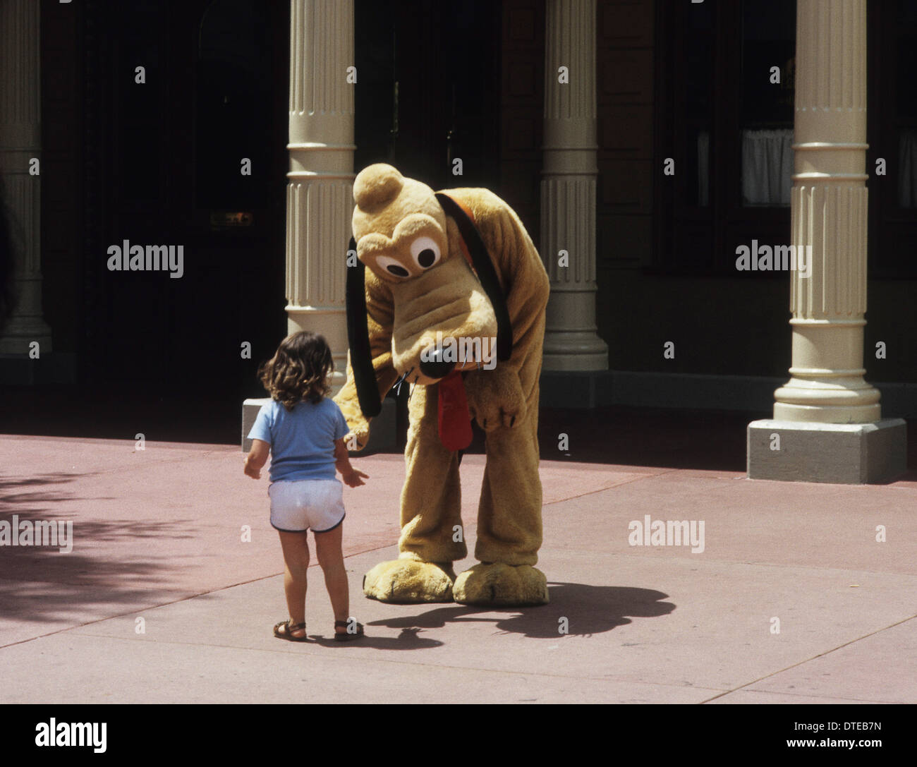 Bambino incontra Walt Disney carattere Pippo a Disney World Orlando Stati Uniti 1981 Foto Stock