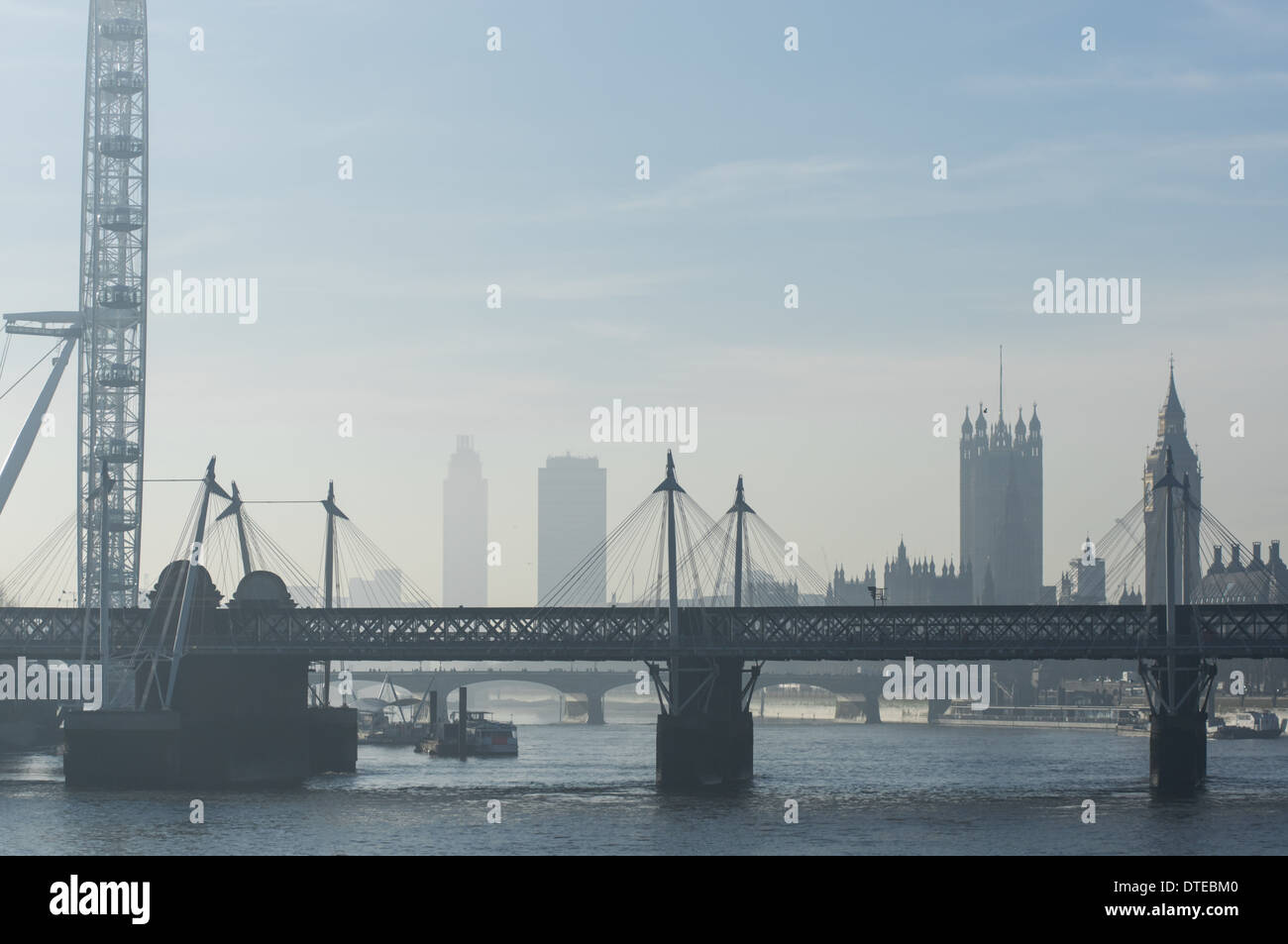 Lo skyline di Londra in un giorno di nebbia, Londra England Regno Unito Regno Unito Foto Stock