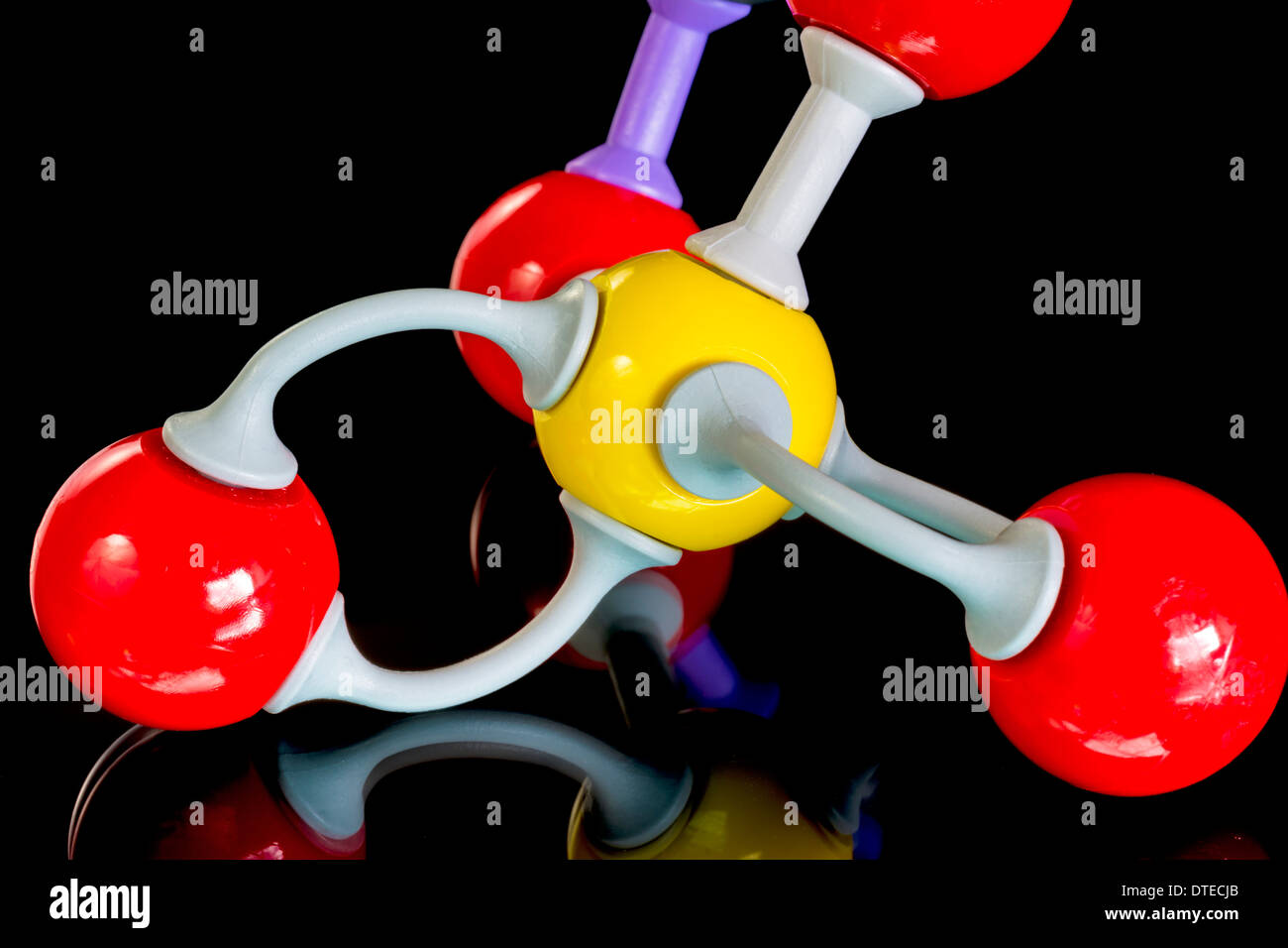 Primo piano di una molecola fatta di aste e sfere Foto Stock