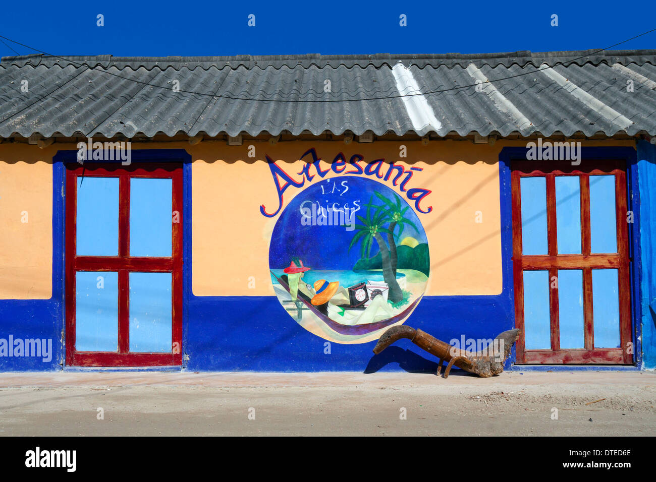 Colorata facciata dipinta di arti e negozio di artigianato in Isla Holbox, stato di Quintana Roo, Messico. Foto Stock