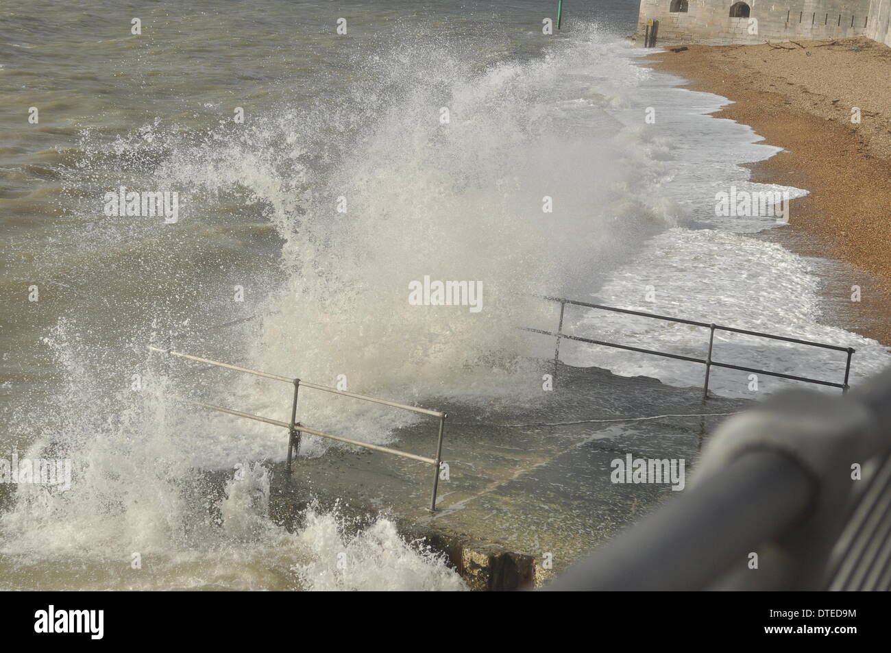 Portsmouth. Il REGNO UNITO, 15 Feb 2014 1130am, la costa sud dell'Inghilterra continua a sentire gli effetti delle tempeste invernali. Onde ad alta marea con Southsea luna park in background Credito: Paolo Gordon/Alamy Live News Foto Stock