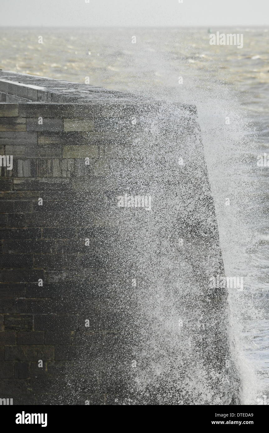 Portsmouth. Il REGNO UNITO, 15 Feb 2014 1130am, la costa sud dell'Inghilterra continua a sentire gli effetti delle tempeste invernali. Onde ad alta marea con Southsea luna park in background Credito: Paolo Gordon/Alamy Live News Foto Stock
