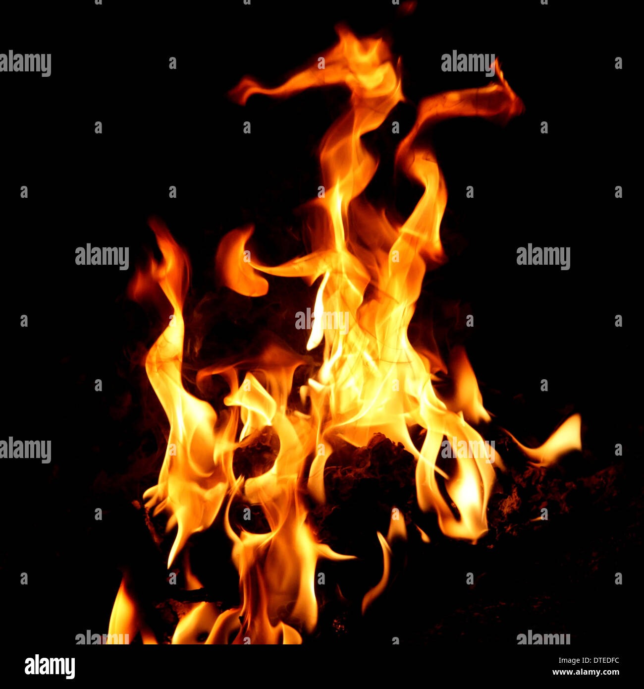 Fuoco e fiamme su sfondo nero Foto Stock