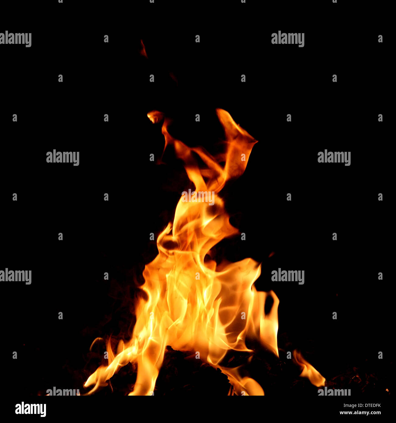 Fuoco e fiamme su sfondo nero Foto Stock