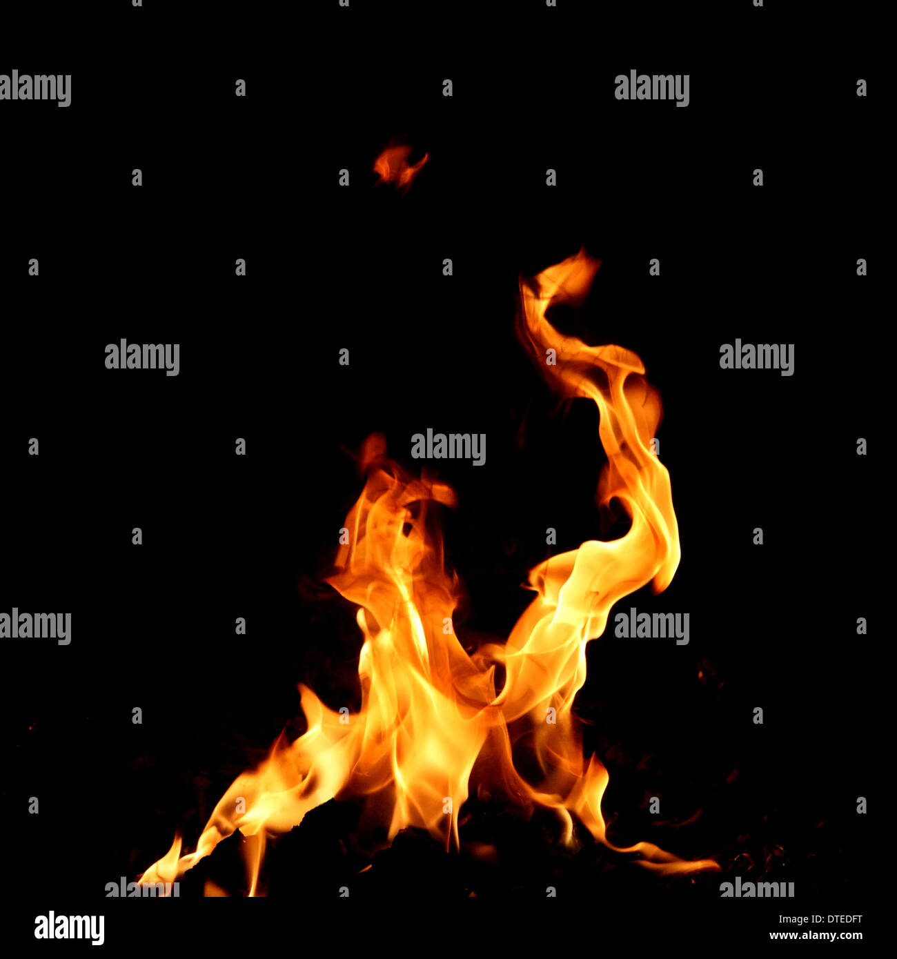 Fuoco e fiamme su sfondo nero Foto Stock