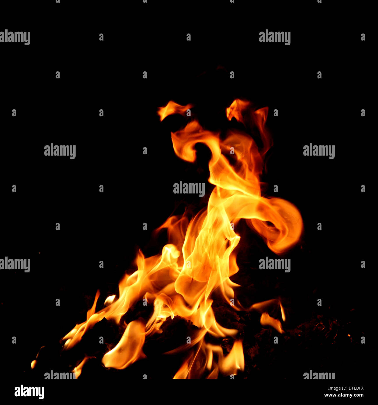 Fuoco e fiamme su sfondo nero Foto Stock