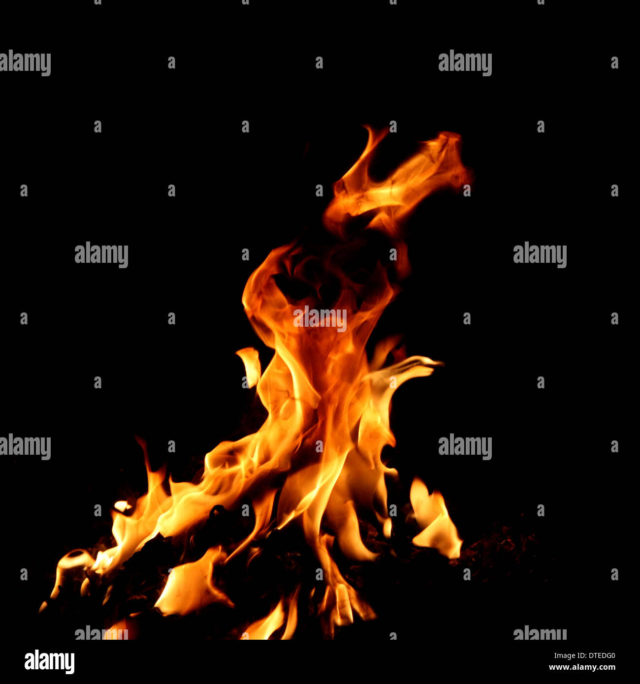 Fuoco e fiamme su sfondo nero Foto Stock